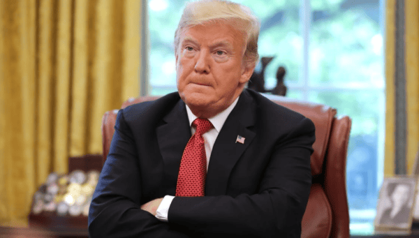 特朗普又变卦了？美方逼中国“二选一”，中国还没表态，美国民众遭不住了，华盛顿罕见一幕上演！