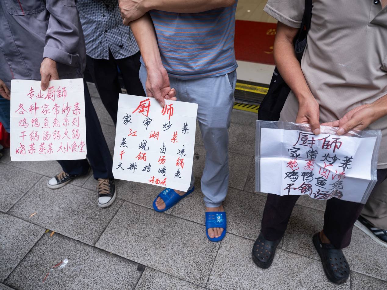 他们挤在8元一晚的旅店 几百人抢一个活