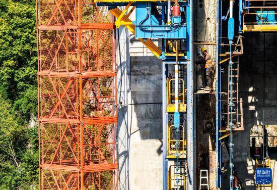 “钢铁巨人”助力西渝高铁桥梁智能化建设