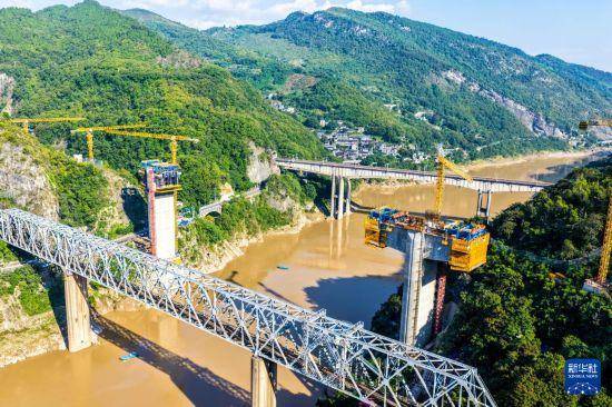 “钢铁巨人”助力西渝高铁桥梁智能化建设