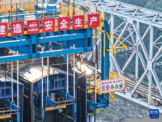 “钢铁巨人”助力西渝高铁桥梁智能化建设