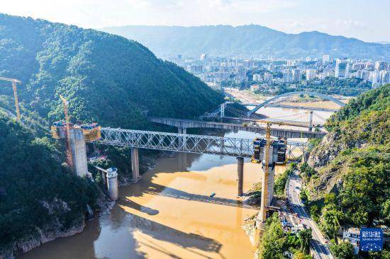 “钢铁巨人”助力西渝高铁桥梁智能化建设