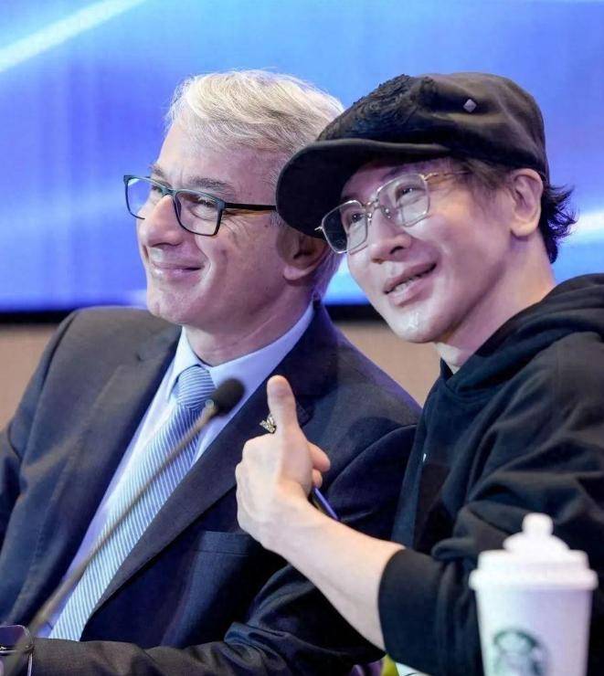 49岁刘谦抗癌成功后近况公布，担任魔术周评委，回应“自带流量为何不开账号”：现场演出是我的本职工作