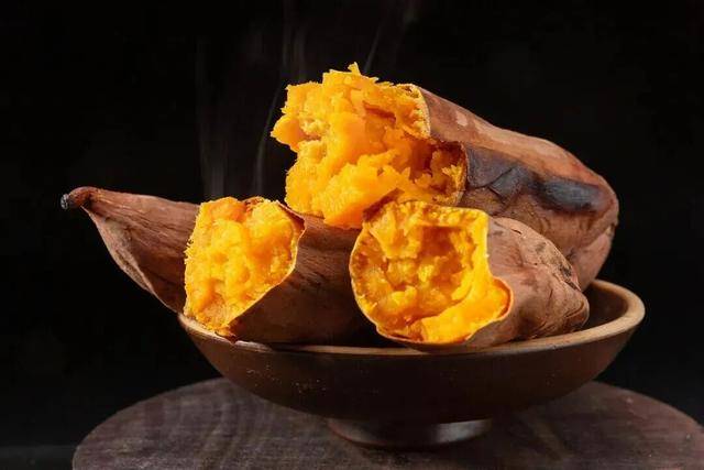 冬天,真不建议你吃太多烤红薯(不是因为容易胖) 冬天,真不建议你吃太多烤红薯(不是因为容易胖)