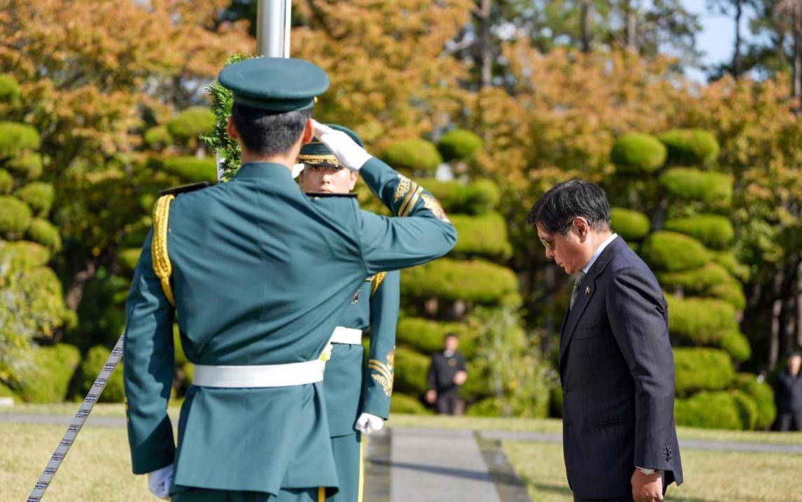 美军再度遭遇耻辱时刻:中国海军6艘战舰包围,815舰插入南海演习