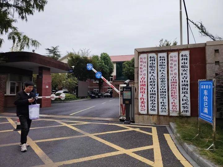 柯基犬主人持酒瓶暴打马犬事件进展:当事人被拘,马犬已脱离危险期