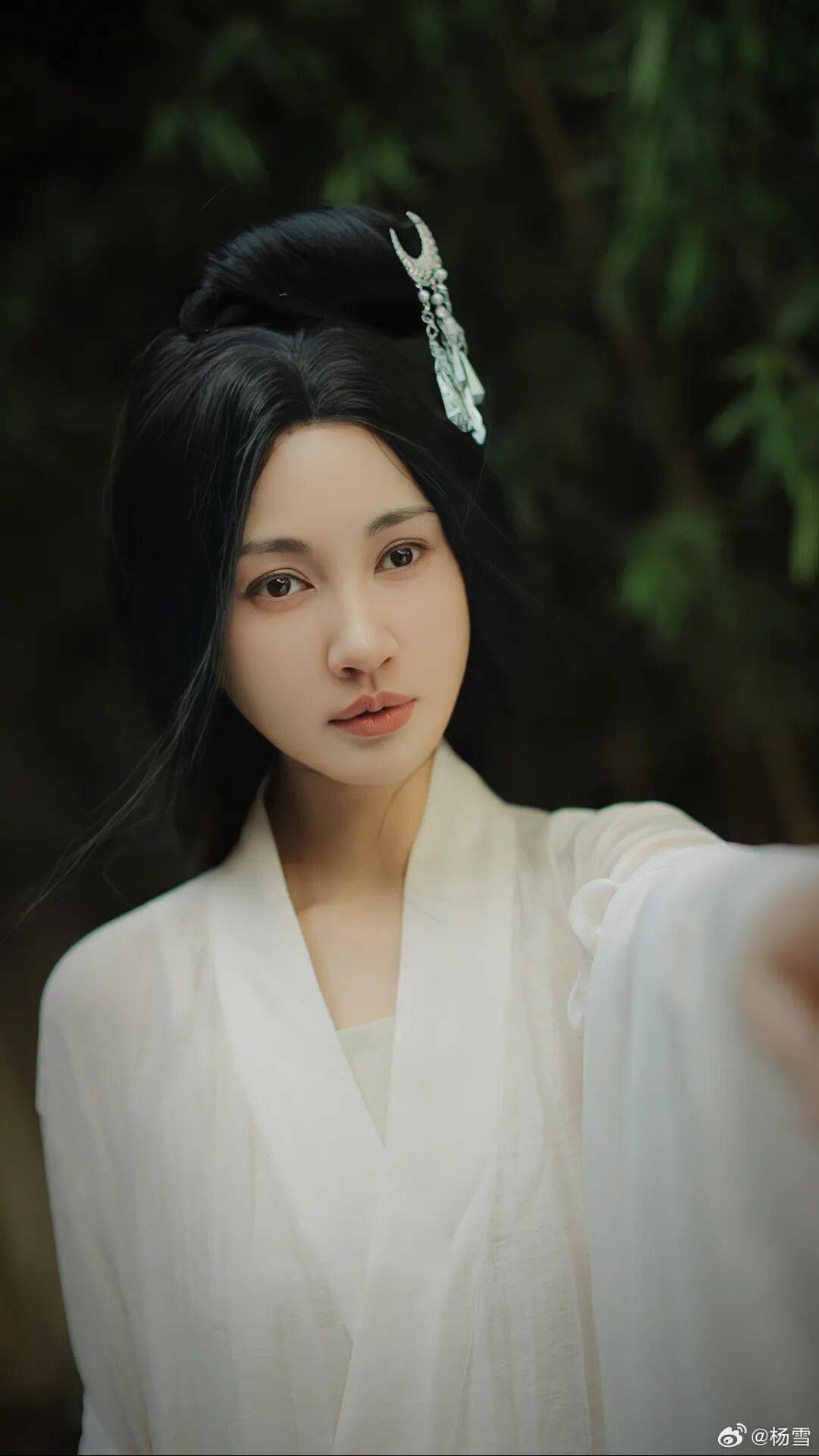 47岁杨雪晒与15岁女儿同框视频,网友直呼:太像了,怎么做到共用一张脸