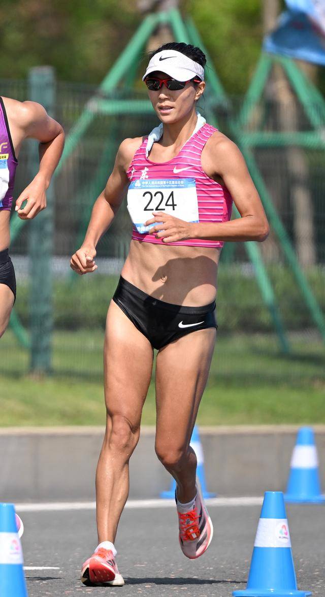 全运会丨女子20公里竞走决赛：杨家玉率先冲线