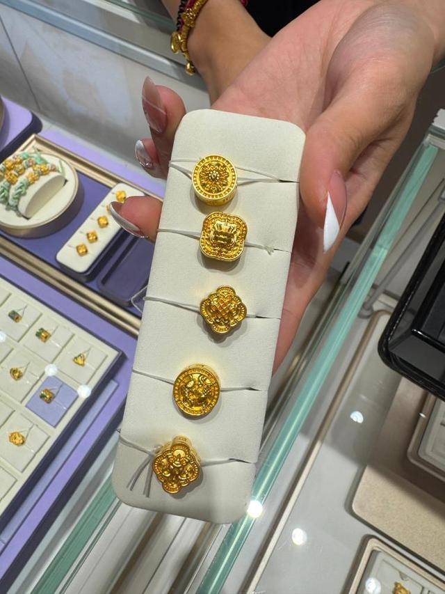 国内金饰价格首破1300元/克，“双十一”活动加码，有品牌每克减120元