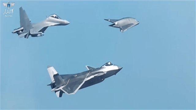 机库一开,解放军新家伙亮相!与歼20一飞冲天,重点是美国没有